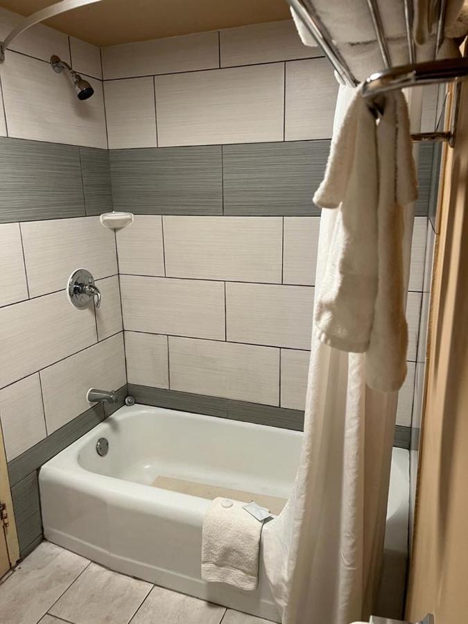 Hotel Weston Rfd Рокфорд Экстерьер фото